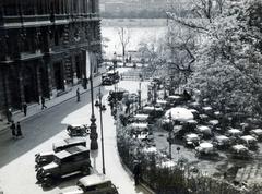 Hungary, Budapest V., Vigadó tér, balra az Első Magyar Általános Biztosító Társaság székháza, a téren a Kioszk (Hangli)., 1938, Bor Dezső, Budapest, Fortepan #231350