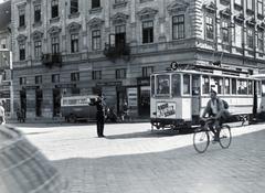 Austria, Linz, Wiener Straße (Wiener Reichsstraße), a felvétel az "Alte Brücke" (később a Nibelungenbrücke épült a helyén) déli hídfőjénél készült., 1933, Bor Dezső, Best of, directing traffic, tram, bicycle, Fortepan #231352