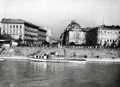 Szlovákia, Pozsony, szemben a Koronázási domb tér (később Námestie Ľudovít Štúr) és a Vigadó épülete (Redoute) egy Dunán közlekedő hajó fedélzetéről., 1933, Bor Dezső, Fortepan #231371