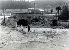 Szlovákia, Igló, Iglóhuta, kőhíd a Holubnica- (Galambos-, Taubnitz-) patak felett, a Horská ulica felől nézve. A híd mögött a Novoveská cesta., 1933, Bor Dezső, Fortepan #231378