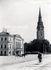 Szlovákia, Igló, Városház tér (Radničné námestie), a Városháza és a Szűz Mária mennybevétele templom (Kostol Nanebovzatia Panny Márie)., 1933, Bor Dezső, lovaskocsi, templom, középület, kerékpár, Fortepan #231384