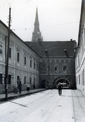 Szlovákia, Igló, Levočská ulica, szemben átjáró a Provinciális-ház (később Szepesi Múzeum) földszintjén a Városház tér (Radničné námestie) felé. Háttérben a Szűz Mária mennybevétele templom (Kostol Nanebovzatia Panny Márie)., 1933, Bor Dezső, Fortepan #231387