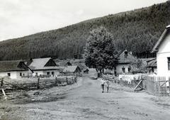 Slovakia, Spišská Nová Ves, Iglóhuta, Horská ulica, balra a Tichá ulica torkolata., 1933, Bor Dezső, vernacular architecture, hanging clothes, Fortepan #231404