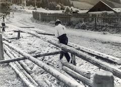 Szlovákia, Igló, Iglóhuta, Horská ulica, balra fent a Szent Cirill és Metód-templom (Kostol sv. Cyrila a Metoda) részlete látszik., 1933, Bor Dezső, ács, gerenda, Fortepan #231407