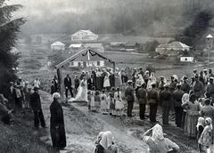 Szlovákia, Igló, Iglóhuta, középen keresztbe a Horská ulica, a jegyespár a Szent Cirill és Metód-templom (Kostol sv. Cyrila a Metoda)-ba tart az esküvőjükre. Háttérben az iskola, és mellette a temető., 1933, Bor Dezső, esküvő, Fortepan #231409