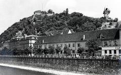 Ausztria, Graz, a Mura folyó, szemben a Kaiser-Franz-Josef-Kai-n balra a Kloster und Schule der Schulschwestern, jobbra a Palais Attems. Fent a vár és az Óratorony (Uhrturm) a Schloßberg-en., 1931, Bor Dezső, Fortepan #231431