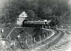 Magyarország, Miskolc,Lillafüred, a Lillafüredi Állami Erdei Vasút alagútja. 1928-ban gyártott Ganz motorkocsi., 1931, Bor Dezső, kisvasút, LÁEV-szervezet, Fortepan #231437