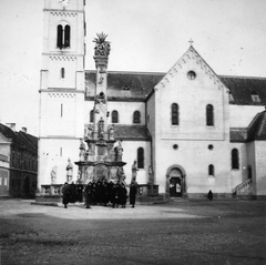 Magyarország, Veszprém, Szentháromság tér, Szentháromság-szobor, mögötte a Szent Mihály-székesegyház., 1933, Fortepan, templom, emlékmű, utcakép, Fortepan #23144