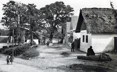 Magyarország, Nagycenk, Széchenyi tér, a Szent István király-templomtól az Iskola utca irányába nézve., 1931, Bor Dezső, utcakép, nádtető, falu, gémeskút, Fortepan #231440