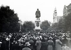 Magyarország, Sopron, Széchenyi tér, Széchenyi István szobrát Izsó Miklós gipszmintája alapján Mátrai Lajos György készítette (1897). Jobbra a Szent Júdás Tádé-templom (domonkos templom)., 1931, Bor Dezső, szobor, templom, Széchenyi István-ábrázolás, Fortepan #231443