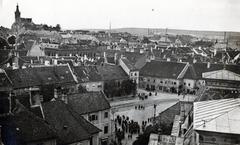 Magyarország, Sopron, kilátás a Tűztoronyból az Előkapu és a Várkerület felé, balra a Szent Mihály-templom., 1931, Bor Dezső, háztető, madártávlat, katonazenekar, Fortepan #231444