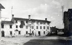 Olaszország, Sernaglia della Battaglia, (ekkor Sernaglia), Piazza San Rocco., 1918, Bor Dezső, díszkút, golyónyom, háborús kár, Fortepan #231484