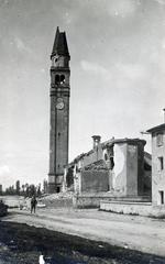 Olaszország, Sernaglia della Battaglia, (ekkor Sernaglia), Piazza Martiri della Libertà, Chiesa di Santa Maria Assunta., 1918, Bor Dezső, háborús kár, toronyóra, Fortepan #231487