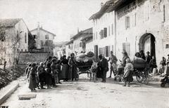 Olaszország, Casarsa della Delizia, Via Pasolini., 1918, Bor Dezső, zsák, bemozdulás, szamár, fogat, Fortepan #231490