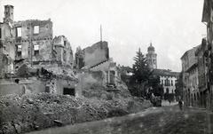 Olaszország, Conegliano, a Via Cavour végénél a Neptun-szökőkút (Fontana di Nettuno), a háttérben a dóm tornya., 1918, Bor Dezső, háborús kár, kerékpár, Fortepan #231499