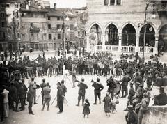 Olaszország, Udine, Piazza Libertà, a katonai zenekar térzenét ad a Loggia del Lionello előtt, mögöttük középen a Herkules szobor látható., 1918, Bor Dezső, szobor, katonazenekar, kottatartó, első világháború, középület, Fortepan #231503