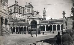 Olaszország, Udine, Piazza della Libertà, a villamos mögött a Loggia di San Giovanni., 1918, Bor Dezső, árkád, harangjáték, épületdísz, épületszobor, villamos, Fortepan #231512