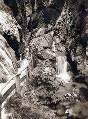 Austria, Wörschachklamm, a sziklafalra erősített, fából ácsolt járda és a vízesés a szurdokban., 1932, Bor Dezső, water fall, tourist, Fortepan #231521