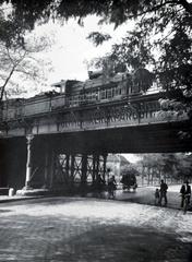 Hungary, Budapest IX., vasúti felüljáró az Üllői út felett, háttérben a Ferenc József gyalogsági laktanya., 1940, Bor Dezső, Best of, railway bridge, ad, steam locomotive, bicycle, Budapest, Fortepan #231566