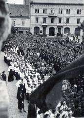 Hungary, Székesfehérvár, Városház (Károly király) tér. A felvétel a Városháza erkélyéről készült., 1940, Bor Dezső, nun, festive, mass, school uniform, Fortepan #231575