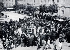 Magyarország, Székesfehérvár, Városház (Károly király) tér, jobbra a Püspöki palota., 1940, Bor Dezső, közönség, fúvószenekar, csoportosulás, püspöki palota, Fortepan #231579