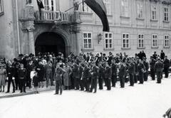 Magyarország, Székesfehérvár, Városház (Károly király) tér, a felvétel a Városháza előtt készült., 1940, Bor Dezső, zászló, katonazenekar, fúvószenekar, gyász, középület, levente, Fortepan #231580