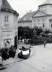 Magyarország, Székesfehérvár, Városház (Károly király) tér, szemben Püspöki palota., 1940, Bor Dezső, ünnepség, püspöki palota, drapéria, szónok, Fortepan #231581