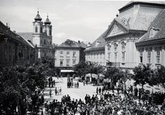 Magyarország, Székesfehérvár, Városház (Károly király) tér, szemben a Nepomuki Szent János-templom, jobbra a Püspöki palota., 1940, Bor Dezső, templom, középület, csoportosulás, Fortepan #231582