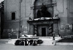 Hungary, Székesfehérvár, Hősök tere, Szent István-székesegyház, az altemplom bejárata. I. világháborús hősi emlékmű., 1940, Bor Dezső, sculpture, monument, wreath, Fortepan #231583