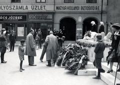 Hungary, Székesfehérvár, Hősök tere, a Szent István-székesegyház altemplomának bejárata előtti I. világháborús hősi emlékmű., 1940, Bor Dezső, commemoration, wreathing, Fortepan #231586