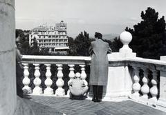 Magyarország, Széchenyihegy, Budapest XII., Széchenyi-emlék út, Széchenyi-kilátó, az egykor a mai Hősök terén állt gloriette (artézi kút). Kilátás a Svábhegyi Szanatórium felé., 1940, Bor Dezső, korlát, háttal, fiú, balusztrád, apa, Budapest, Fortepan #231590