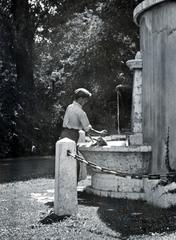 Hungary, Margit Islands, Budapest, a felvétel a Zenélő kútnál készült., 1940, Bor Dezső, Fountain, decorators' brush, House painter and decorator , Fortepan #231591