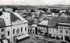 Szlovákia, Rimaszombat, Fő (Horthy Miklós) tér, kilátás keletre a Keresztelő Szent János-templom tornyából., 1942, Bor Dezső, Felvidék, szálloda, középület, Fortepan #231623