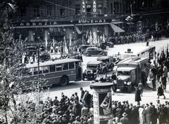 Magyarország, Budapest VI., Oktogon., 1935, Bor Dezső, autóbusz, bámészkodás, automobil, Budapest, Fortepan #231639