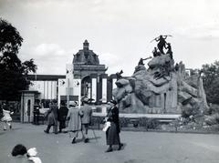 Hungary, Budapest XIV., a felvétel a Sió tündér regéje szoborcsoport és szökőkút előtt készült, háttérben az Iparcsarnok épülete., 1936, Bor Dezső, sculptural group, phone booth, Budapest, Fortepan #231641