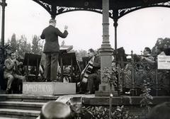 Hungary, Budapest XIV., a Székesfővárosi Zenekar hangversenye az Iparcsarnok előtti zenepavilonban, a karmester Bor Dezső., 1938, Bor Dezső, Budapest, band, conductor, Fortepan #231644