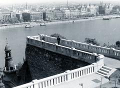 Hungary, Budapest I.,Budapest V., kilátás a Királyi Palota (később Budavári Palota) teraszáról a Duna és a Belváros felé. Előtérben a déli kortinafalon kialakított légvédelmi géppuska állás, balra a neoreneszánsz lépcsőházi épület tornya látható.
, 1938, Bor Dezső, Budapest, Fortepan #231651