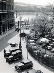 Hungary, Budapest V., Vigadó tér, balra az Első Magyar Általános Biztosító Társaság székháza, a téren a Kioszk (Hangli)., 1938, Bor Dezső, Budapest, Fortepan #231654