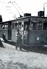 Magyarország, Óbuda, Budapest III., az első budapesti trolibuszvonal (Vörösvári út - Óbudai temető). A trolibuszt az angol A.E.C. haszonjármű gyártó cég licence alapján építette a Ganz. A felvételen az 1941-ben a jobb oldali közlekedésre átalakított jármű látható., 1942, Bor Dezső, trolibusz, Budapest, Fortepan #231657