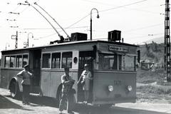 Magyarország, Óbuda, Budapest III., az első budapesti trolibuszvonal (Vörösvári út - Óbudai temető). A trolibuszt az angol A.E.C. haszonjármű gyártó cég licence alapján építette a Ganz. A felvételen az 1941-ben a jobb oldali közlekedésre átalakított jármű látható., 1942, Bor Dezső, trolibusz, Ganz-márka, Budapest, Fortepan #231658