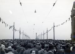 Magyarország, Budapest IX., Petőfi híd, a felvétel az átadáskor 1937. szeptember 12-én a pesti hídfőnél készült., 1937, Bor Dezső, tömeg, Budapest, Fortepan #231720