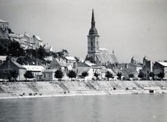 Slovakia, Bratislava, szemben a Szent Márton koronázó templom és jobbra a zsinagóga kupolái egy Dunán közlekedő hajó fedélzetéről., 1933, Bor Dezső, Cathedral, Fortepan #231739