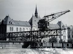 Slovakia, Bratislava, Duna-part, portáldaru a Fémipari Szakiskola (később Gépészeti Szakközépiskola / Stredná priemyselná škola strojnícka) előtt., 1933, Bor Dezső, wharf, Fortepan #231741