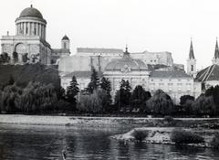 Hungary, Esztergom, a Bazilika, az Érseki palota és a Loyolai Szent Ignác-templom egy a Dunán közlekedő hajó fedélzetéről nézve., 1933, Bor Dezső, church, basilica, Danube's shore, Fortepan #231742