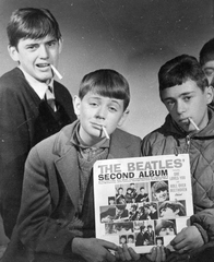 1965, Fortepan, zeneművészet, dohányzás, beat-korszak, fiatalság, tréfálkozás, Beatles-ábrázolás, The Beatles-ábrázolás, hanglemez, Fortepan #23176