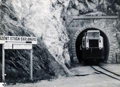 Magyarország, Miskolc,Lillafüred, a Lillafüredi Állami Erdei Vasút alagútja. 1928-ban gyártott Ganz motorkocsi. Előtérben az Egri Országút., 1939, Bor Dezső, alagút, kisvasút, Fortepan #231769