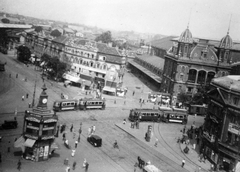 Hungary, Budapest VI.,Budapest V., Nyugati (Berlini) tér, előtérben a "Banán sziget". Szemben a Westend-ház és a Nyugati pályaudvar., 1930, Fortepan, ad, shop, watch, Horse-drawn carriage, pedestrian, tram, ad pillar, newsstand, train station, pylon, Budapest, Gustave Eiffel-design, bicycle, Fortepan #23177