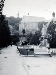 Magyarország, Miskolc, Erzsébet-tér, szemben a Kossuth szobor háttérében az avasi református templom, felette az avasi Rákóczi kilátó., 1939, Bor Dezső, szobor, park, Fortepan #231772