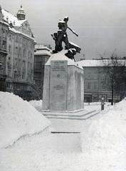 Magyarország, Budapest V., Fővám tér, az 1. honvéd és népfölkelő gyalogezred emlékműve (Siklódy Lőrinc, 1938.)., 1939, Bor Dezső, Best of, szobor, szoborcsoport, emlékmű, Budapest, Fortepan #231802