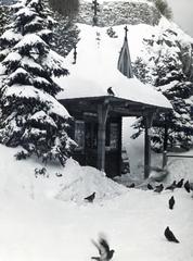 Magyarország, Gellérthegy, Budapest XI., sétány, kegytárgyakat árusító pavilon, jobbra fent a Sziklatemplom feletti kereszt látható., 1939, Bor Dezső, Budapest, Fortepan #231812